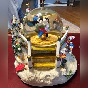 Disney Mickey and Minnie Mouse Christmas snow globe Winter Wonderland